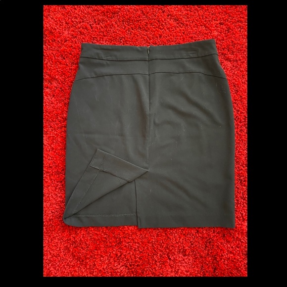 Black ✏️ Skirt - Picture 2 of 2